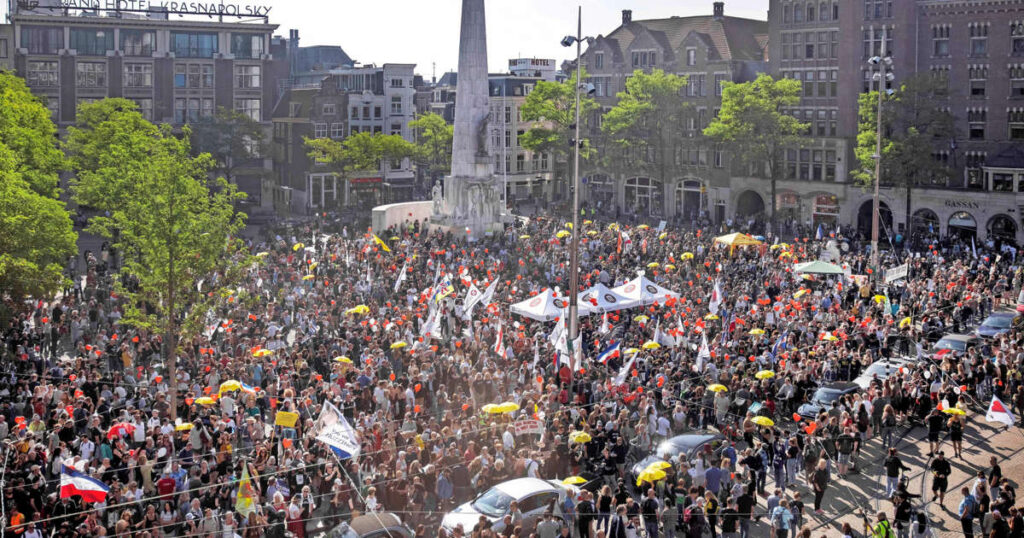 Protest w Amsterdamie przeciwko obostrzeniom