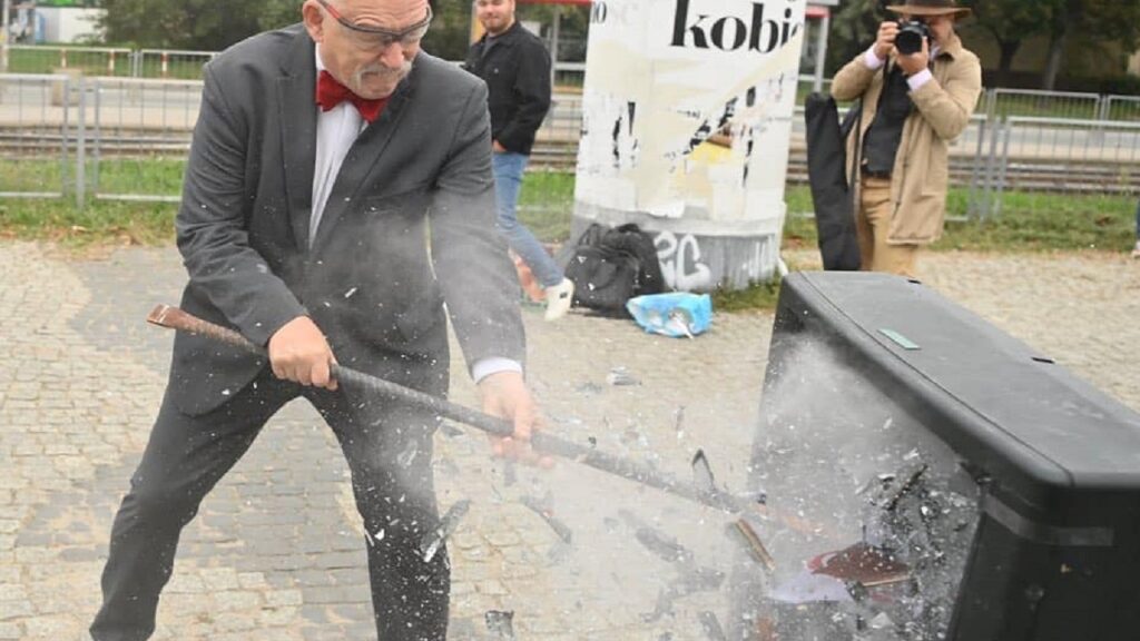 Janusz Korwin-Mikke rozbija telewizo